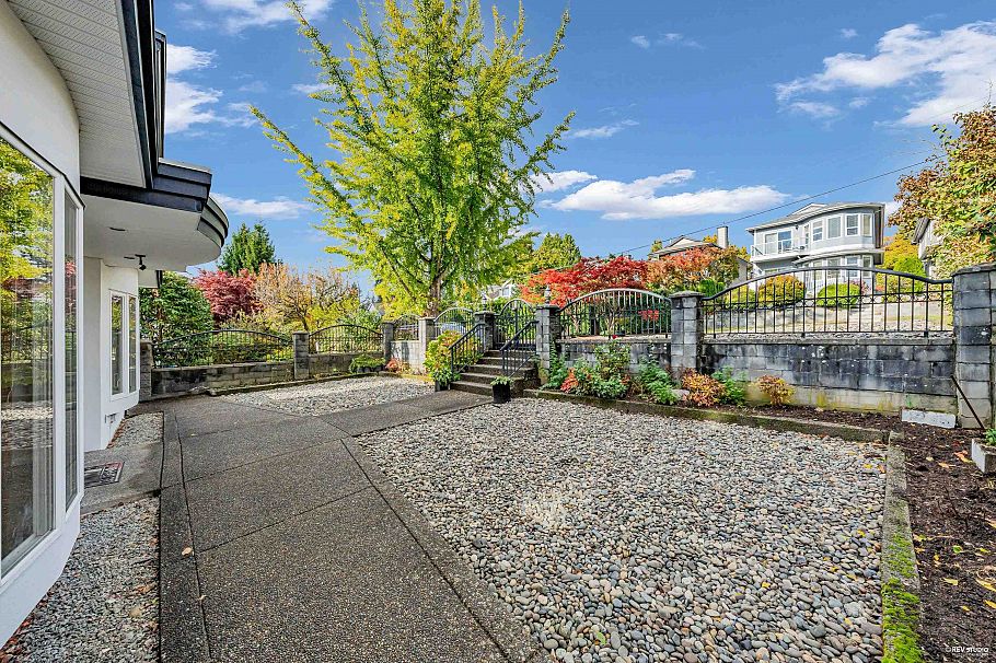 213 W 28th Street North Vancouver, BC - 17