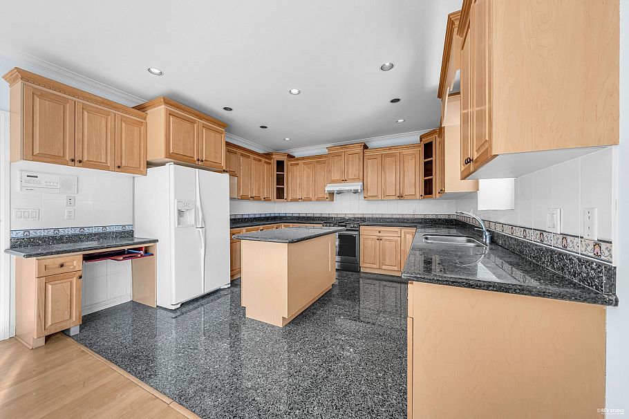 213 W 28th Street North Vancouver, BC - 3