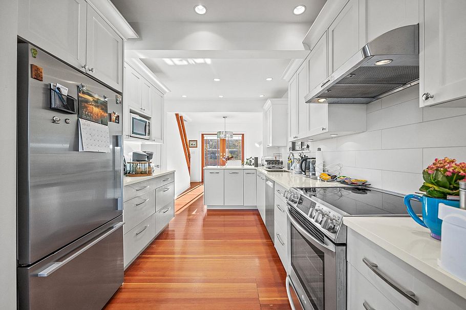 3576 W 17th Avenue Vancouver, BC - 8