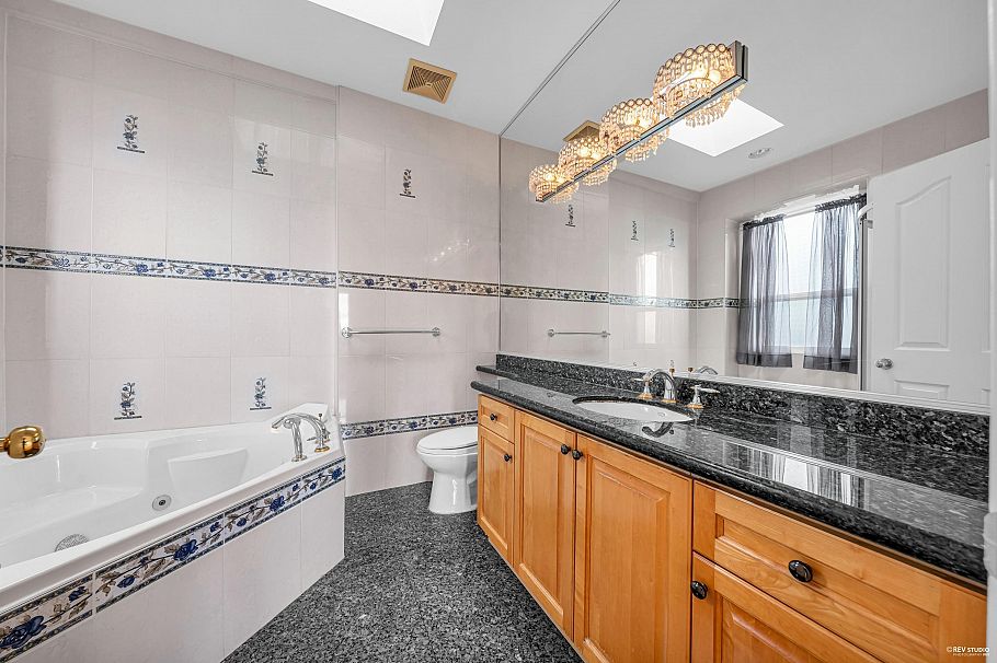 213 W 28th Street North Vancouver, BC - 9