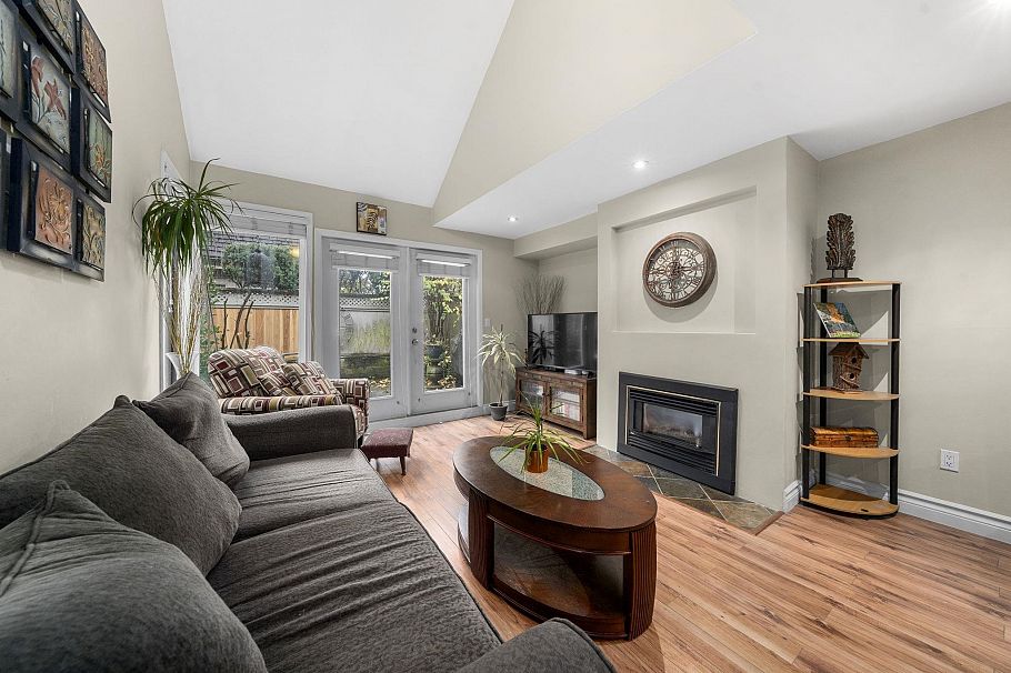 6 230 W 15th Street North Vancouver, BC - 2