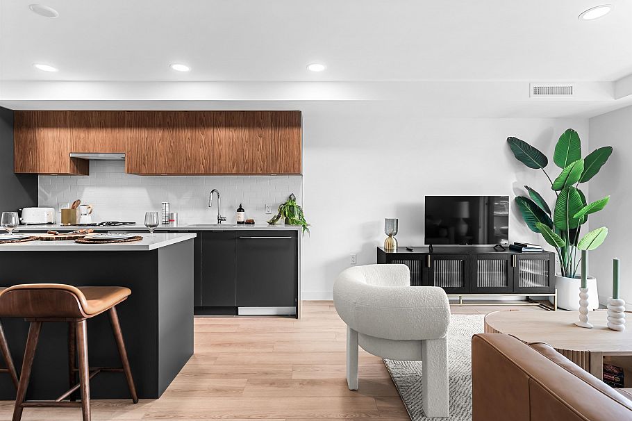 204 2419 Grant Street Vancouver, BC - 5