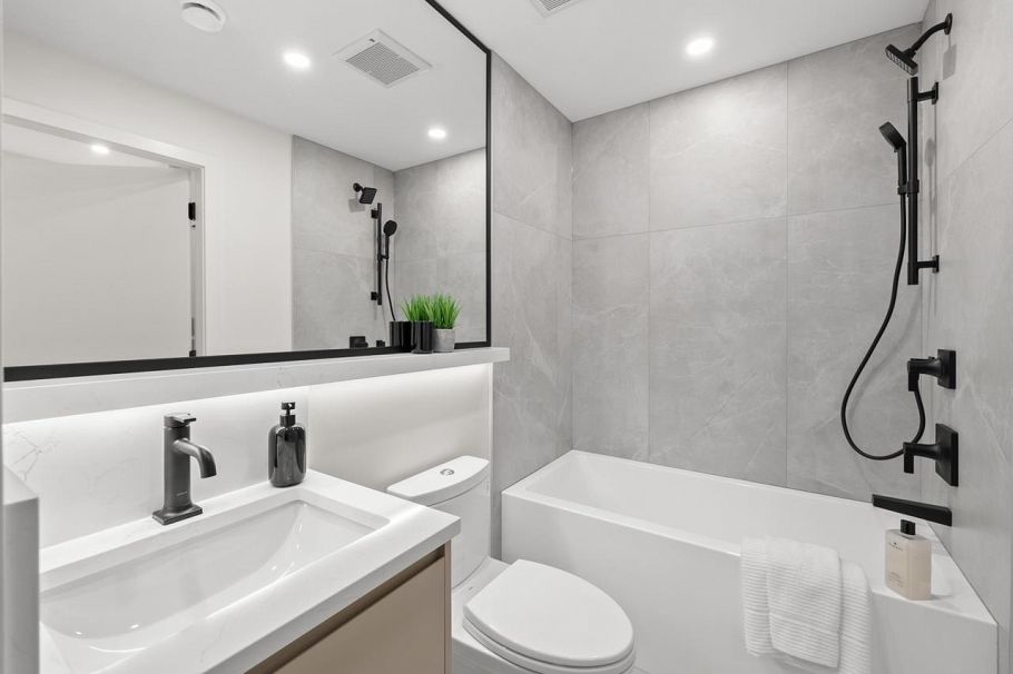 2432 W 49th Avenue Vancouver, BC - 15