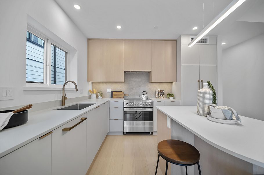 102 2329 E 34th Avenue Vancouver, BC - 3