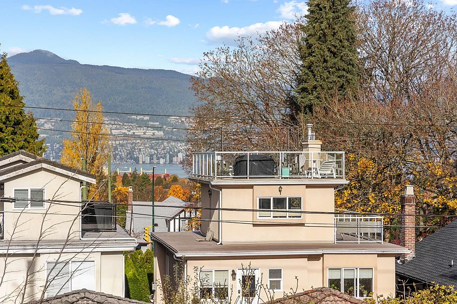 3576 W 17th Avenue Vancouver, BC - 24