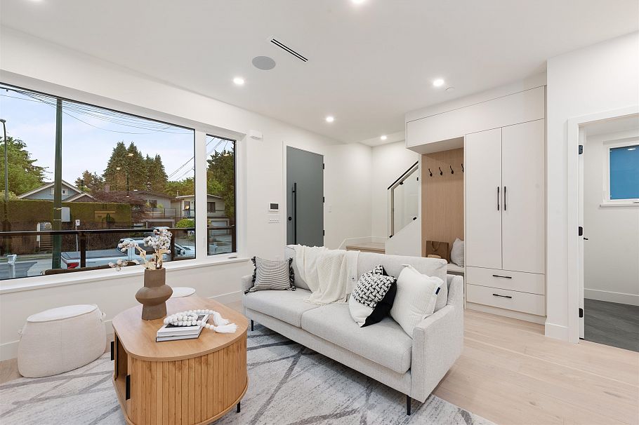 1 65 E King Edward Avenue Vancouver, BC - 4