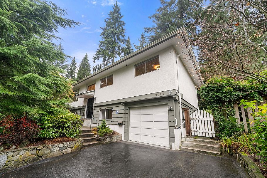 2086 Tompkins Crescent North Vancouver, BC - 1