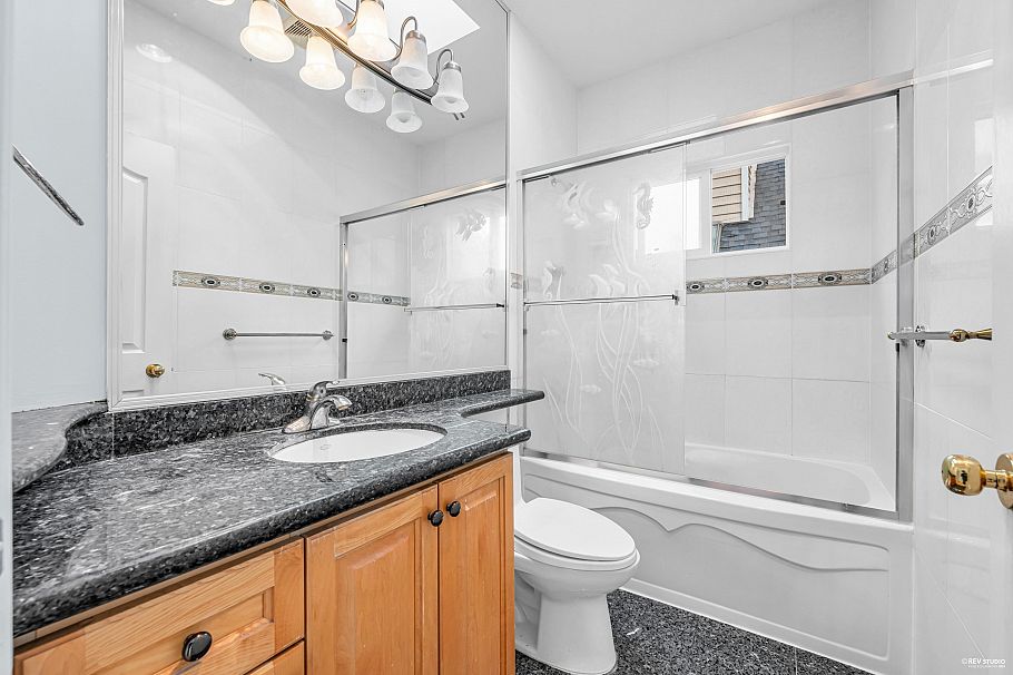 213 W 28th Street North Vancouver, BC - 12