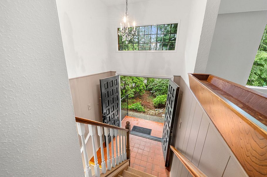 2086 Tompkins Crescent North Vancouver, BC - 3