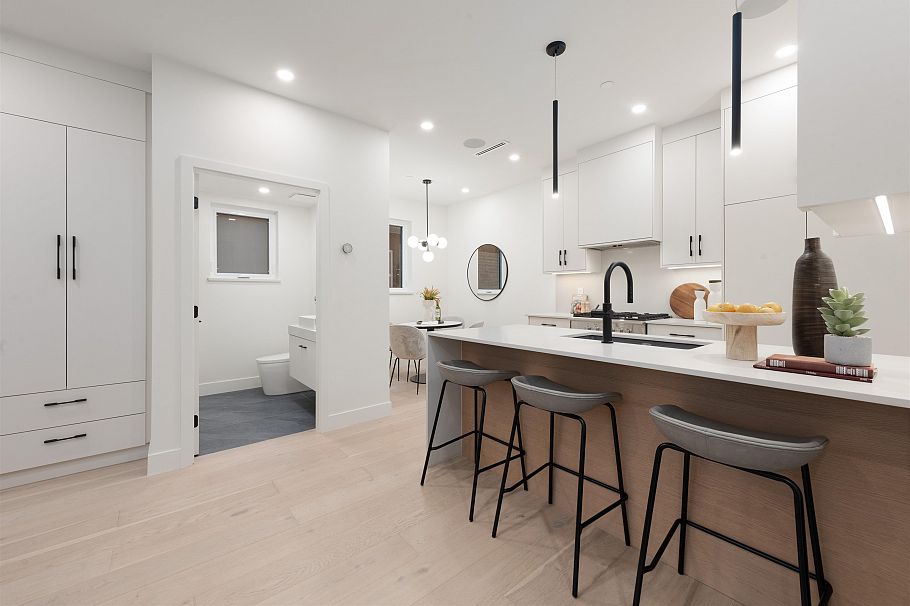 1 65 E King Edward Avenue Vancouver, BC - 8