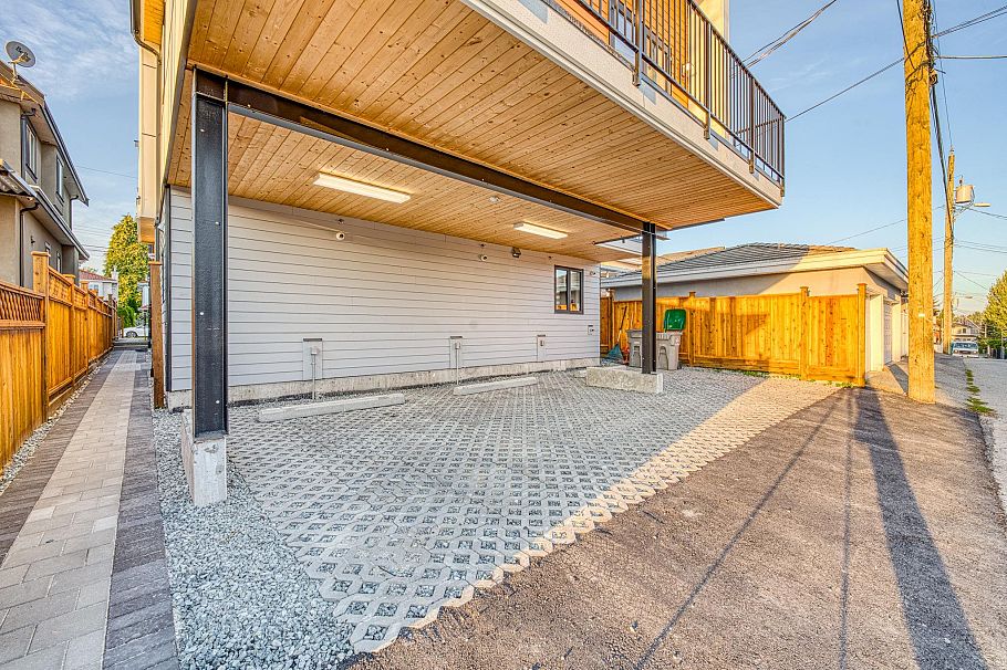 1 968 E 55th Avenue Vancouver, BC - 28