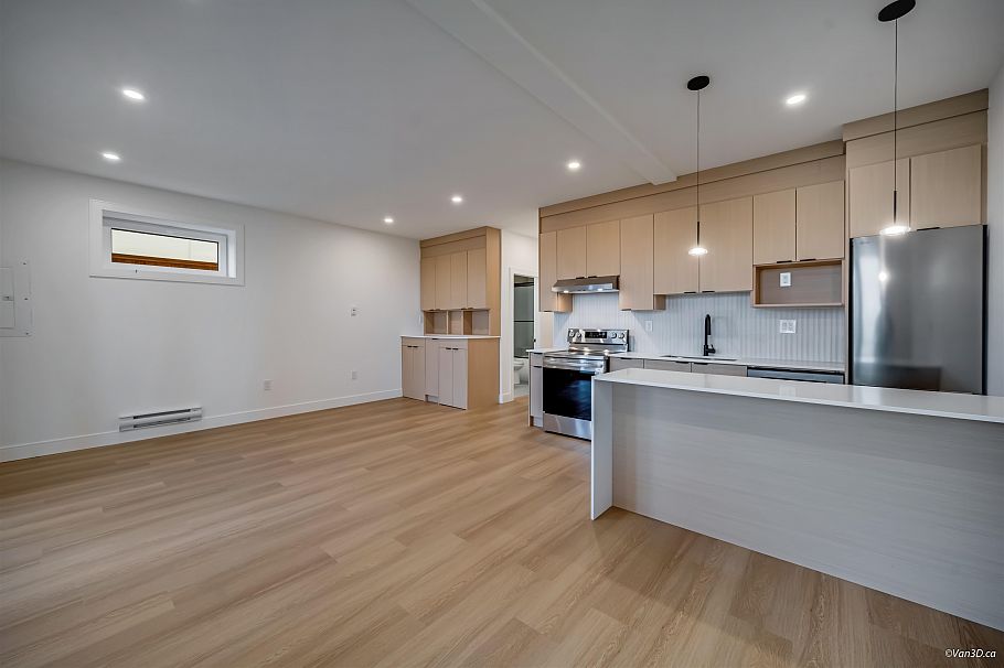 973 Adderley Street North Vancouver, BC - 34