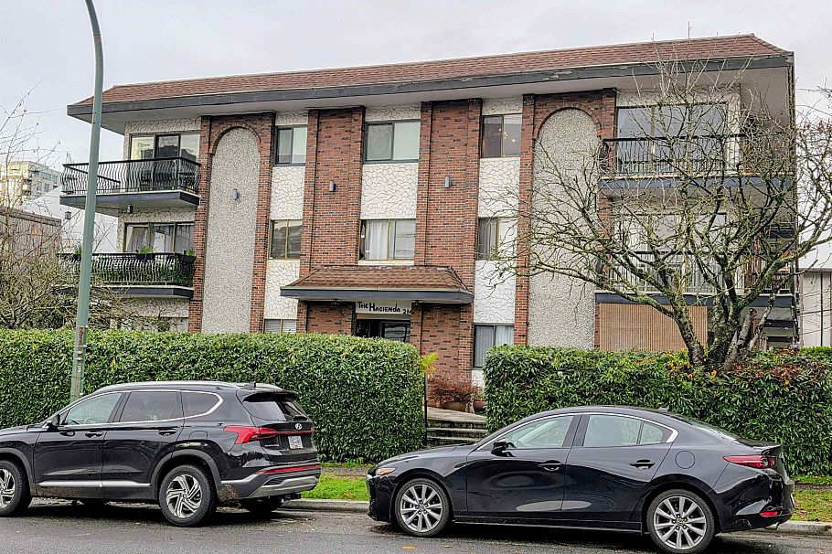 208 214 E 15th Street North Vancouver, BC - 1