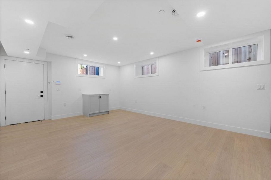 2 2447 E 41st Avenue Vancouver, BC - 32