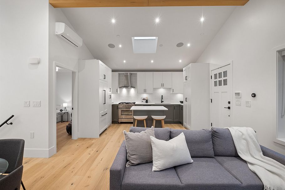 2058 E 5th Avenue Vancouver, BC - 4