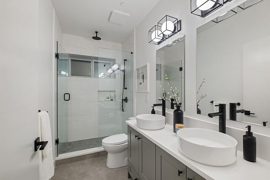 2058 E 5th Avenue Vancouver, BC - 12