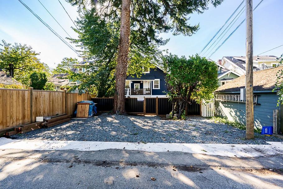 3343 W 3rd Avenue Vancouver, BC - 24