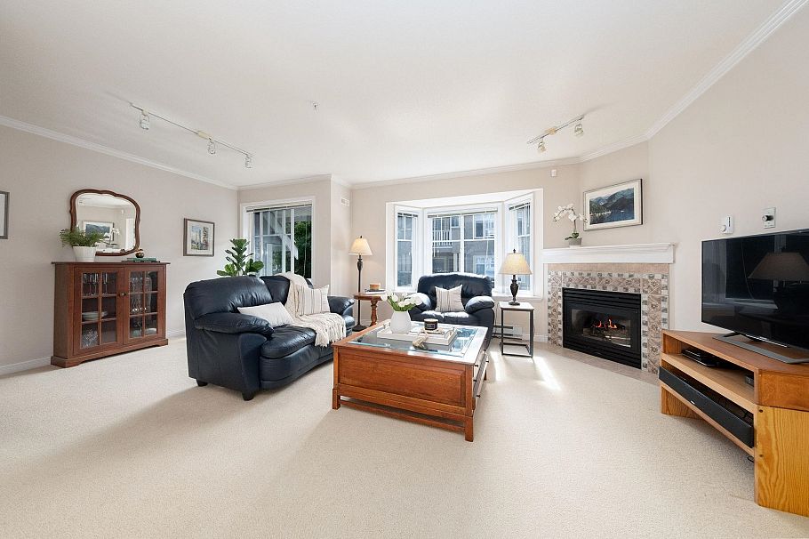 651 St. Andrews Avenue North Vancouver, BC - 1