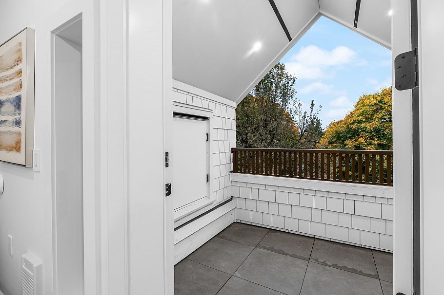 1 1166 E 11th Avenue Vancouver, BC - 32