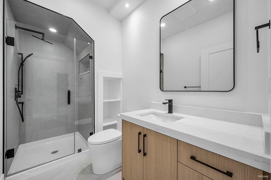 3673 E 48th Avenue Vancouver, BC - 11