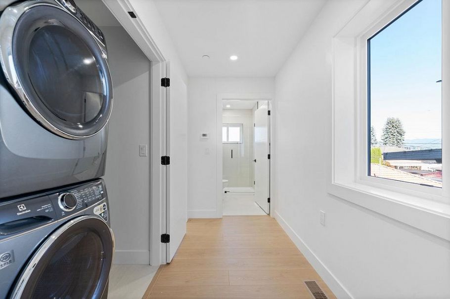 2 2447 E 41st Avenue Vancouver, BC - 25