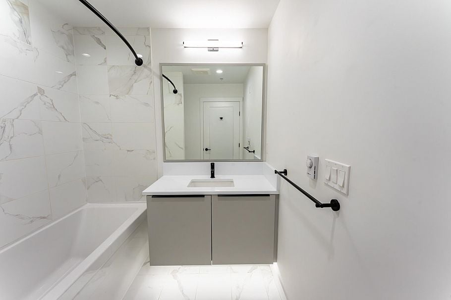 202 2408 Grant Street Vancouver, BC - 15