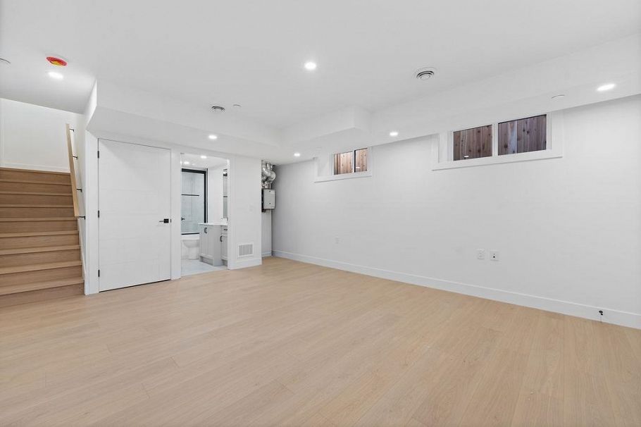 2 2447 E 41st Avenue Vancouver, BC - 31