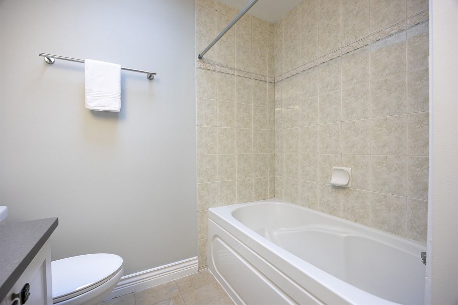 4203 W 14th Avenue Vancouver, BC - 24