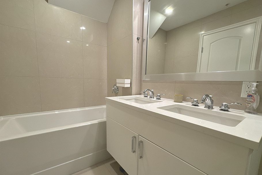 202 185 Victory Ship Way North Vancouver, BC - 16