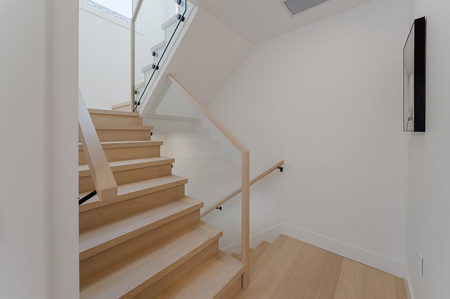 968 W 17th Avenue Vancouver, BC - 17