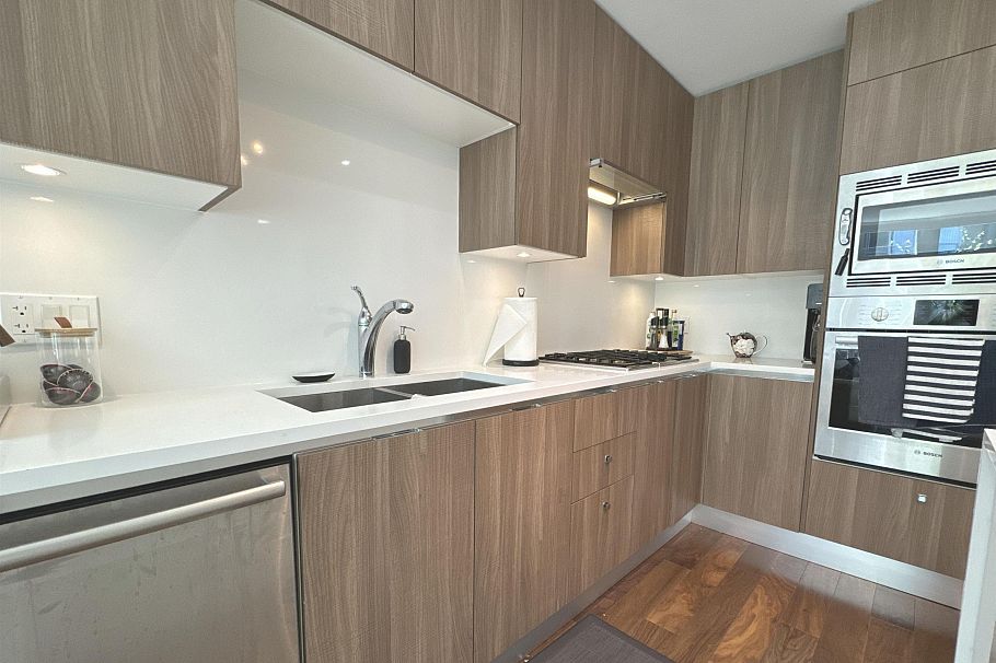 202 185 Victory Ship Way North Vancouver, BC - 7