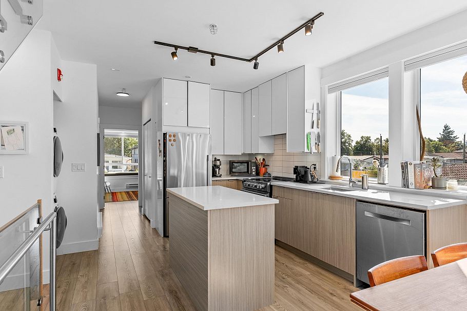 2286 E 33rd Avenue Vancouver, BC - 3