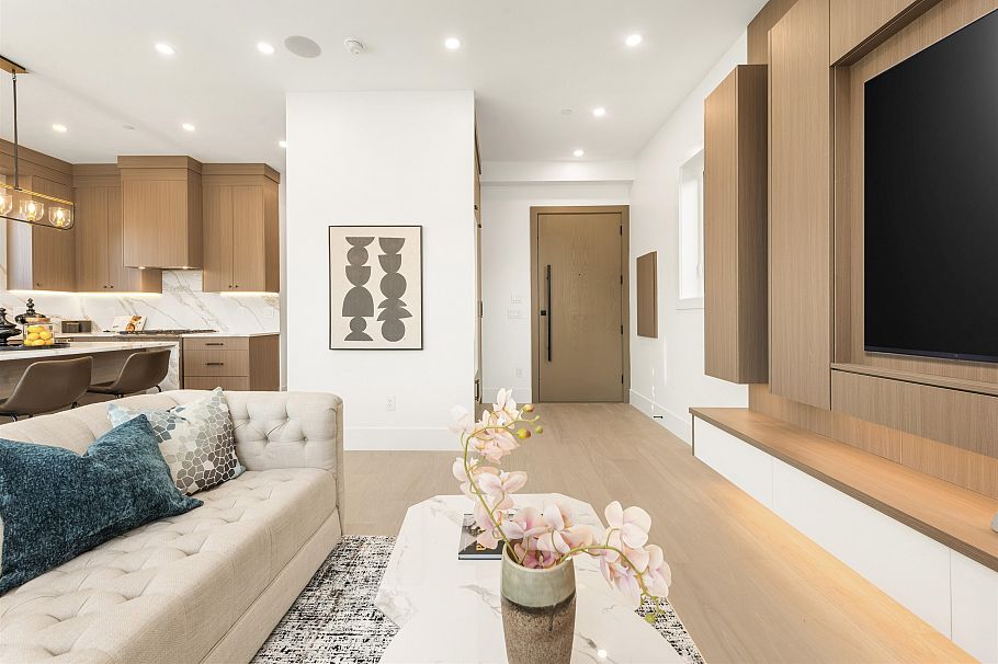 2 847 E 10th Avenue Vancouver, BC - 3