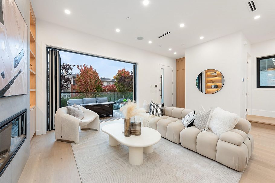 1 312 E 37 Avenue Vancouver, BC - 2