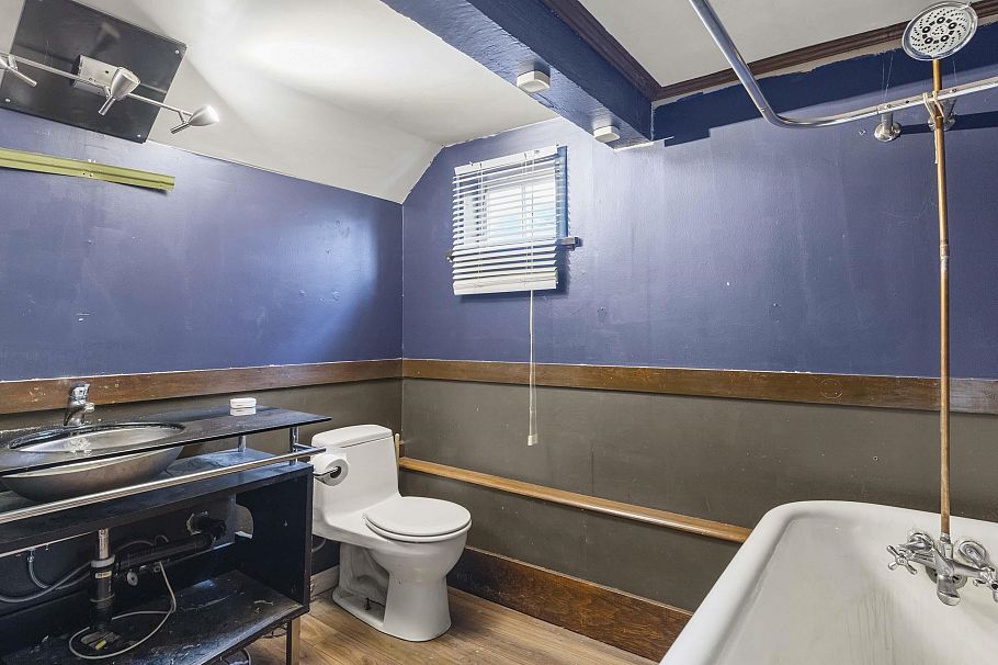 3056 W 6th Avenue Vancouver, BC - 29