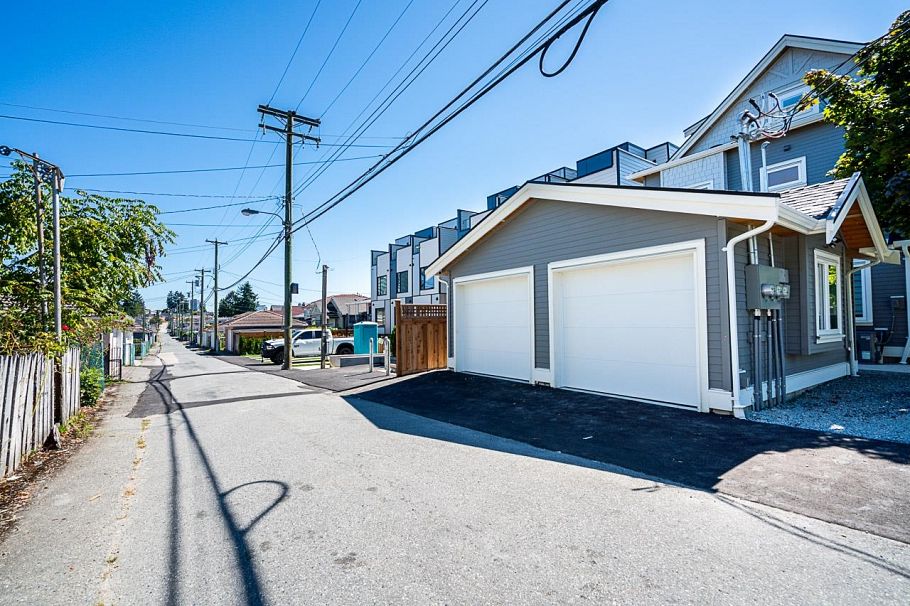 2105 E 33rd Avenue Vancouver, BC - 23