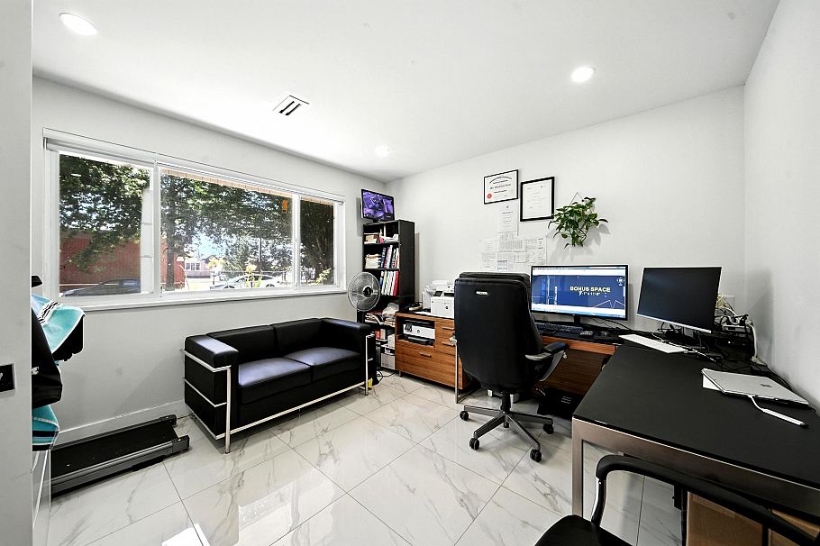 2545 E 43rd Avenue Vancouver, BC - 3