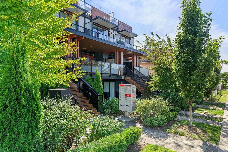 2286 E 33rd Avenue Vancouver, BC - 1
