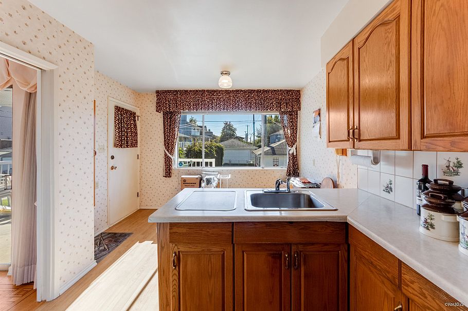 2716 E 49th Avenue Vancouver, BC - 12