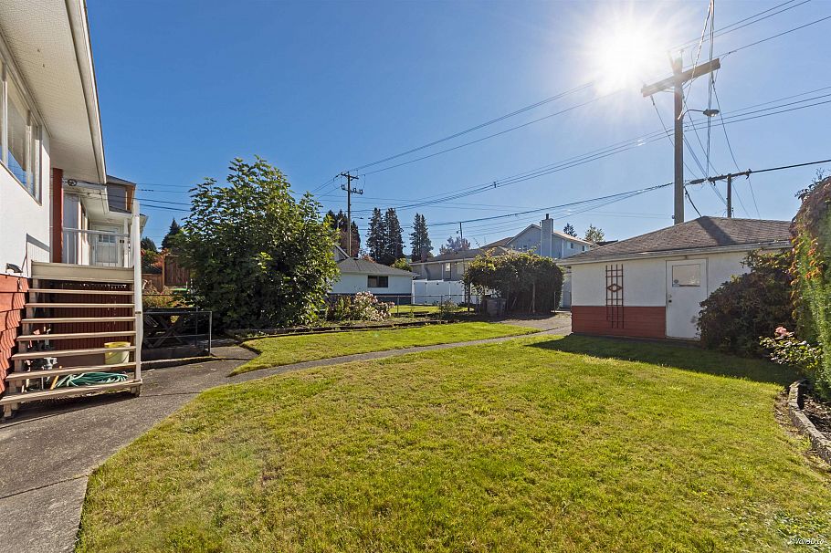 2716 E 49th Avenue Vancouver, BC - 25