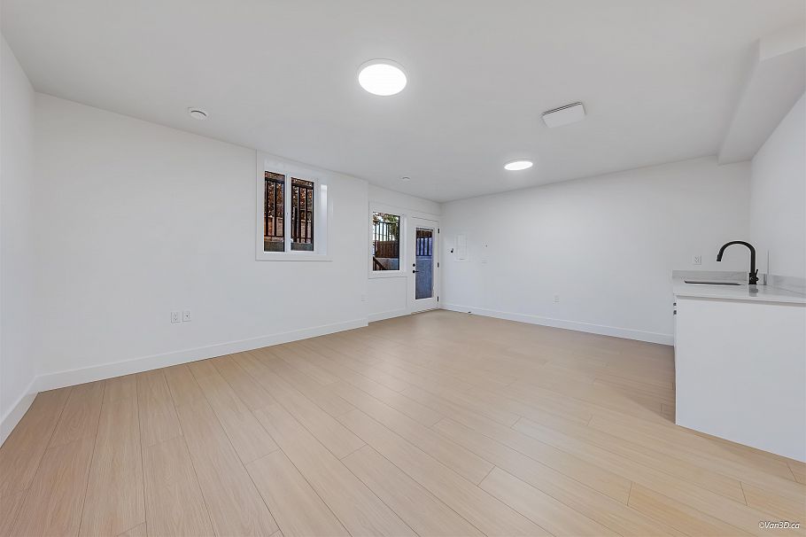 4 4211 Graveley Street Burnaby, BC - 32