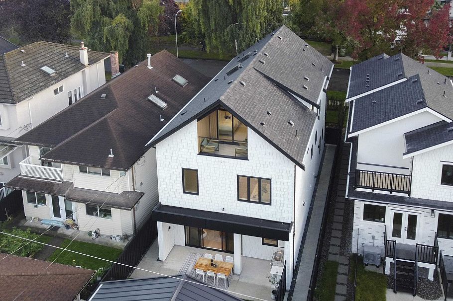 2 2785 W 21 Avenue Vancouver, BC - 31