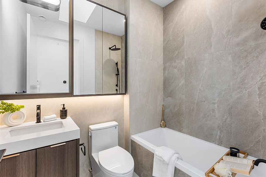 544 E 46th Avenue Vancouver, BC - 9