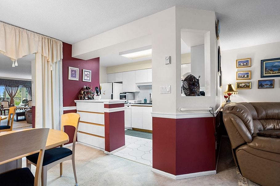 301 106 W Kings Road North Vancouver, BC - 5