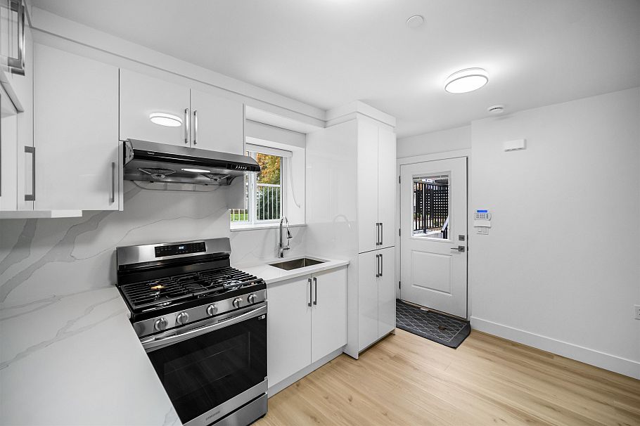 2076 E 50th Avenue Vancouver, BC - 7