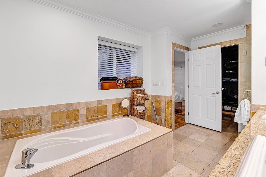 1219 Arborlynn Drive North Vancouver, BC - 35