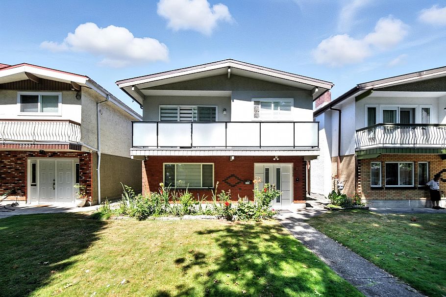 2545 E 43rd Avenue Vancouver, BC - 1