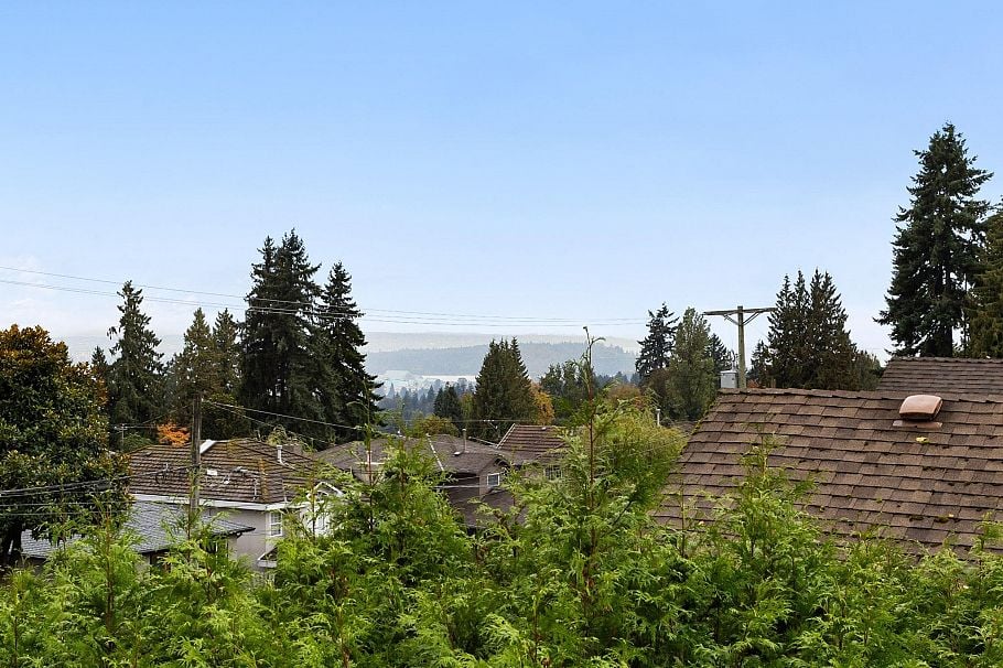 301 106 W Kings Road North Vancouver, BC - 35