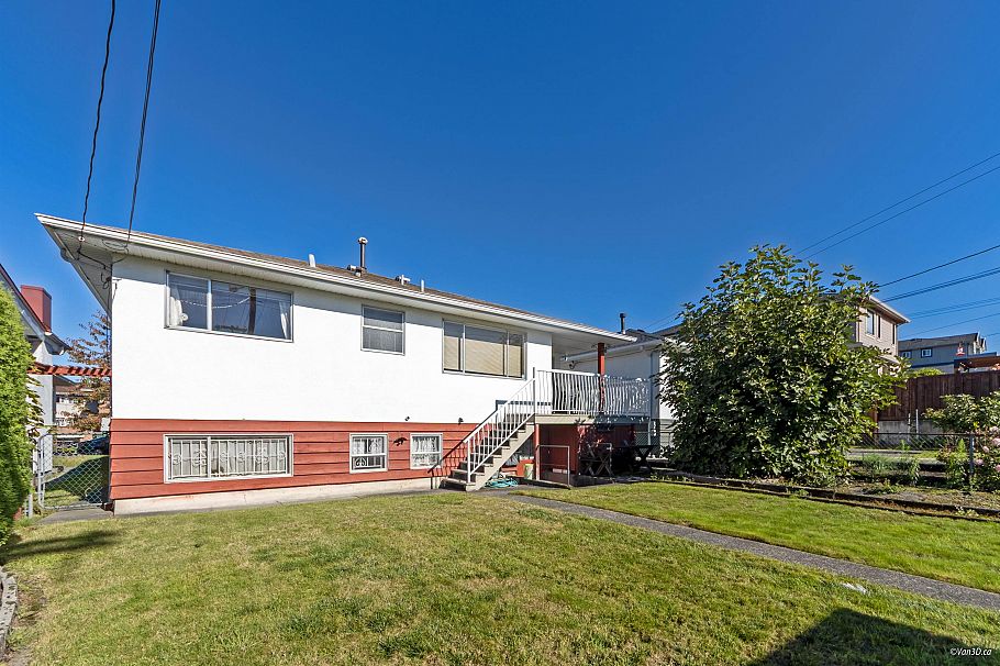 2716 E 49th Avenue Vancouver, BC - 26
