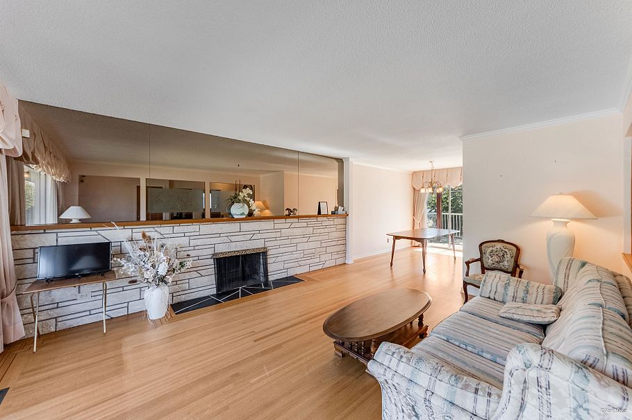 2716 E 49th Avenue Vancouver, BC - 5